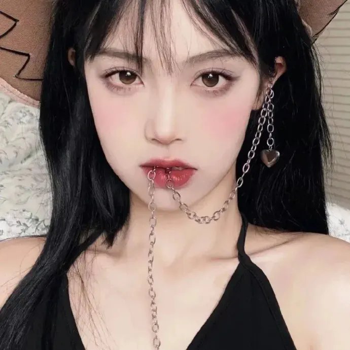 照片里的伴娘